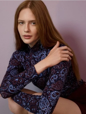 Reserved - Golf z autorskim wzorem - wielobarwny