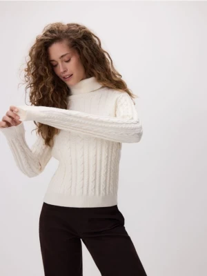 Reserved - Golf z dekoracyjnym splotem - kremowy