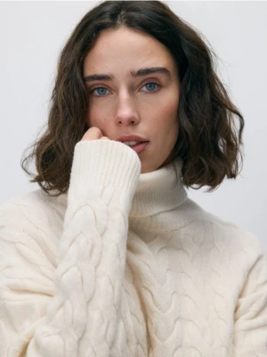 Reserved - Golf z ozdobnym splotem - kremowy