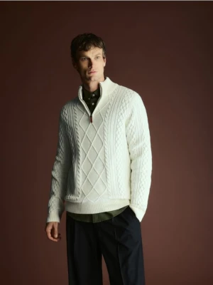 Reserved - Golf z warkoczowym splotem - złamana biel