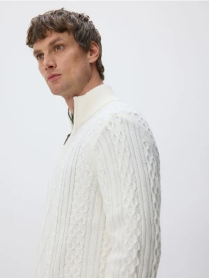 Reserved - Golf z warkoczowym splotem - złamana biel