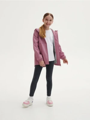 Reserved - Gumowany płaszcz z nadrukiem - fioletowy