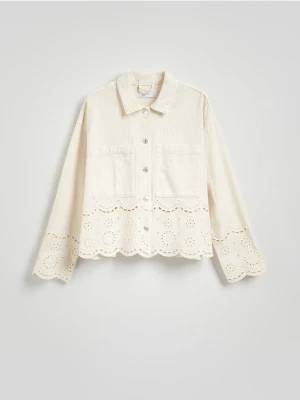 Reserved - Jeansowa kurtka z ażurowym haftem - kremowy
