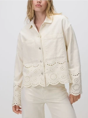Reserved - Jeansowa kurtka z ażurowym haftem - kremowy