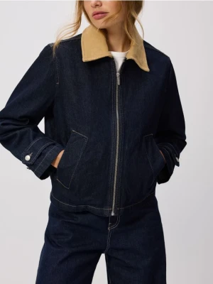 Reserved - Jeansowa kurtka z kontrastowym kołnierzykiem - granatowy