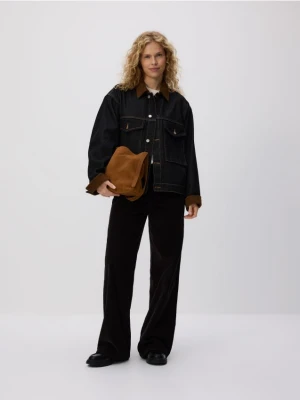 Reserved - Jeansowa kurtka z kontrastowym kołnierzykiem - granatowy