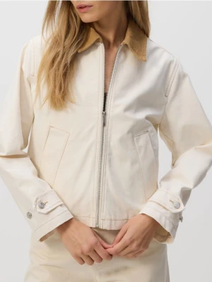 Reserved - Jeansowa kurtka z kontrastowym kołnierzykiem - złamana biel
