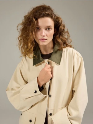 Reserved - Jeansowa kurtka z kontrastowym kołnierzykiem - złamana biel