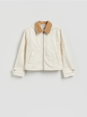 Reserved - Jeansowa kurtka z kontrastowym kołnierzykiem - złamana biel