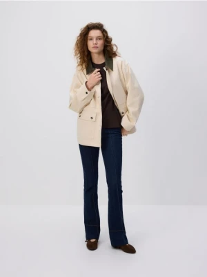 Reserved - Jeansowa kurtka z kontrastowym kołnierzykiem - złamana biel