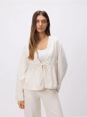 Reserved - Jeansowa marynarka z wiązaniem - złamana biel