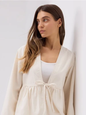 Reserved - Jeansowa marynarka z wiązaniem - złamana biel