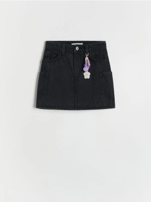 Reserved - Jeansowa spódnica z brelokiem - czarny
