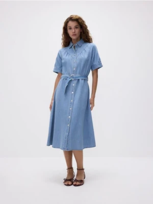 Reserved - Jeansowa sukienka midi z paskiem - niebieski
