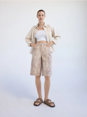 Reserved - Jeansowe bermudy ze zwierzęcym wzorem - beżowy