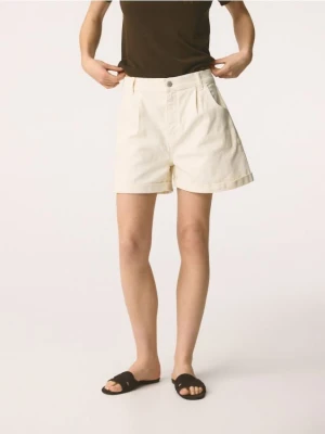 Reserved - Jeansowe szorty - biały
