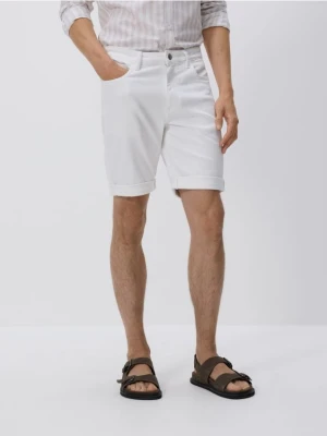 Reserved - Jeansowe szorty slim fit - biały