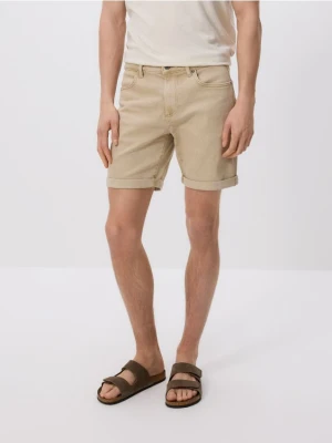 Reserved - Jeansowe szorty slim fit - kremowy