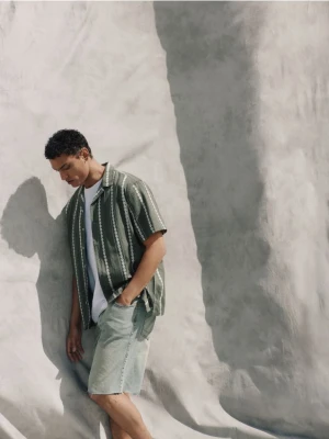 Reserved - Jeansowe szorty straight - żółty