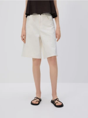 Reserved - Jeansowe szorty z haftem - złamana biel
