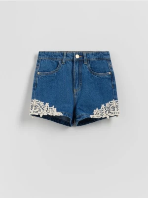 Reserved - Jeansowe szorty z koronkową aplikacją - niebieski