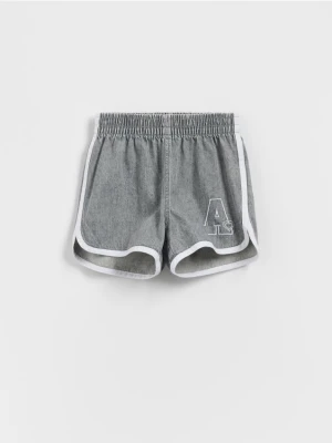 Reserved - Jeansowe szorty z lampasem - jasnoszary