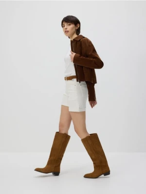 Reserved - Jeansowe szorty z podwiniętymi nogawkami - biały