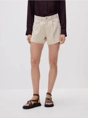 Zdjęcie produktu Reserved - Jeansowe szorty z zakładkami - złamana biel