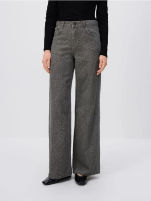 Reserved - Jeansy baggy fit w panterkę - szary