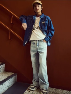 Reserved - Jeansy baggy z brelokiem - niebieski