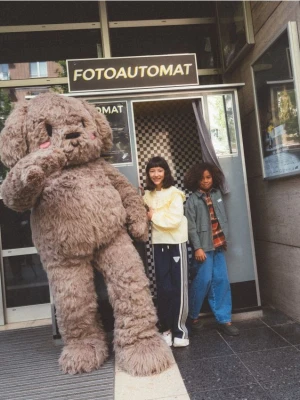 Reserved - Jeansy baggy z brelokiem - niebieski