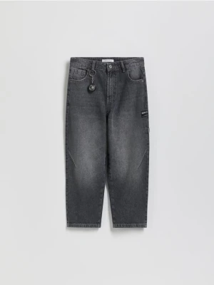 Reserved - Jeansy baggy z brelokiem - szary