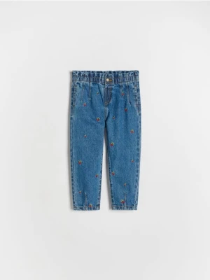 Reserved - Jeansy baggy z haftem - niebieski