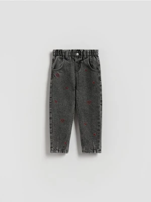 Reserved - Jeansy baggy z haftem - szary