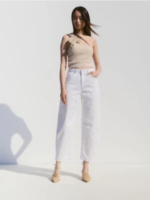 Reserved - Jeansy barrel leg z haftem - biały