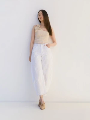 Reserved - Jeansy barrel leg z haftem - biały