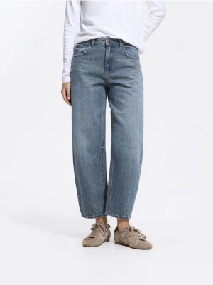 Reserved - Jeansy barrel z krótszą nogawką - indigo jeans