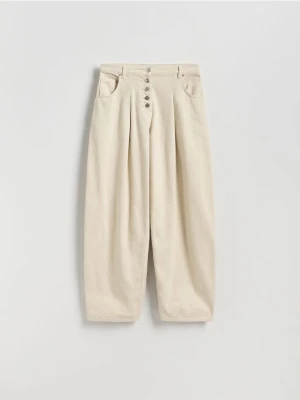 Reserved - Jeansy barrel z zakładkami - kremowy