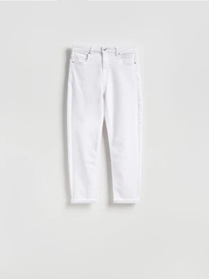 Reserved - Jeansy boyfriend slim - biały