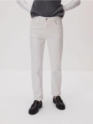 Reserved - Jeansy boyfriend slim - biały