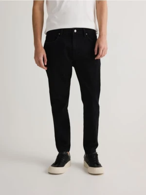 Reserved - Jeansy carrot slim z efektem sprania - czarny