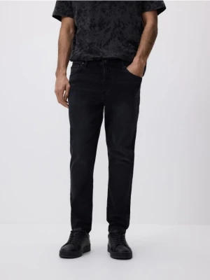 Reserved - Jeansy carrot slim z efektem sprania - czarny