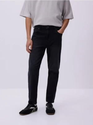 Reserved - Jeansy carrot slim z efektem sprania - czarny