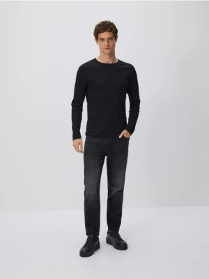 Reserved - Jeansy carrot slim z efektem sprania - czarny