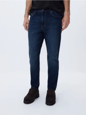 Reserved - Jeansy carrot slim z efektem sprania - granatowy