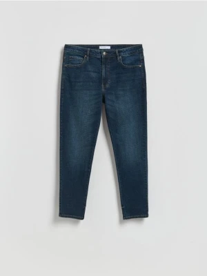 Reserved - Jeansy carrot slim z efektem sprania - granatowy