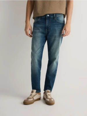 Reserved - Jeansy carrot slim z efektem sprania - indigo jeans