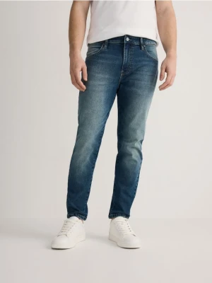 Reserved - Jeansy carrot slim z efektem sprania - indigo jeans
