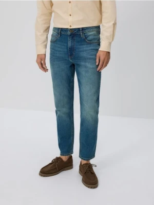 Reserved - Jeansy carrot slim z efektem sprania - indigo jeans
