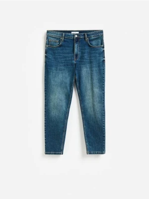Reserved - Jeansy carrot slim z efektem sprania - indigo jeans